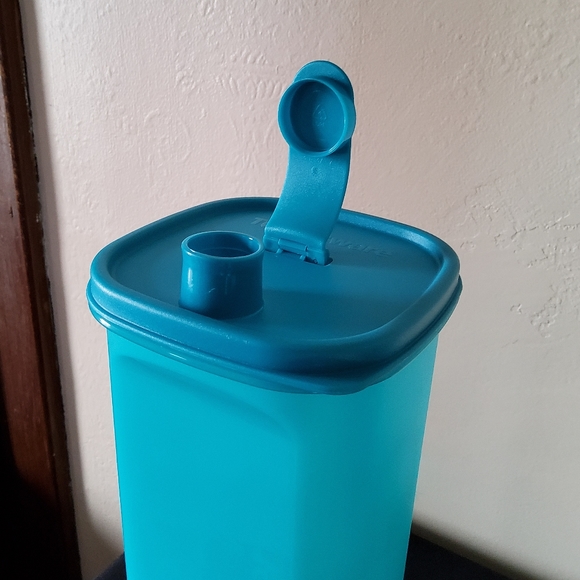 Tupperware Aqua Fresh Container - Picture 3 of 3